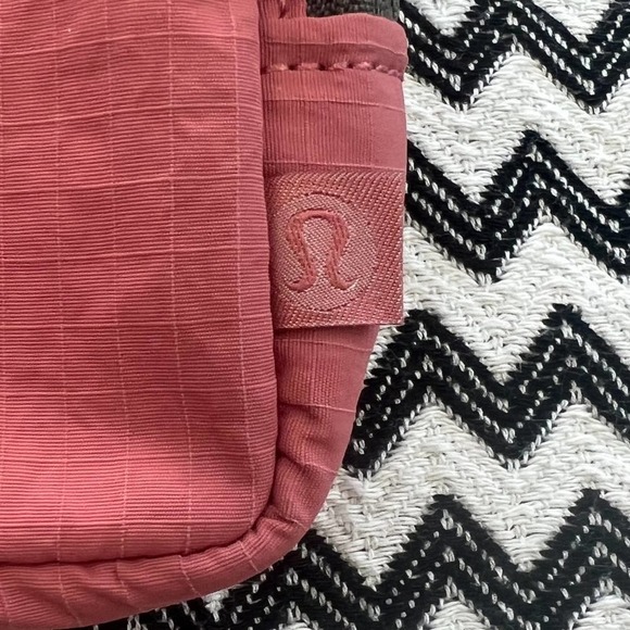 BUNDLE NWT Mini Belt Bag & Never Lost Keychain - Picture 7 of 16